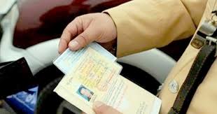 Phạt nguội bị giữ giấy phép lái xe máy thì có bị bấm lỗ bằng lái không?